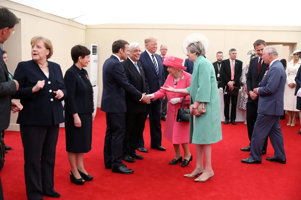 Britain's Queen Elizabeth and Britain's Prime Minister Theresa May greet French President Emmanuel Macron ahead of the D-day 75 Commemorations in Portsmouth, Britain, June 5, 2019. Jack Hill/Pool via Reuters [[[REUTERS VOCENTO]]] DDAY-ANNIVERSARY/BRITAIN