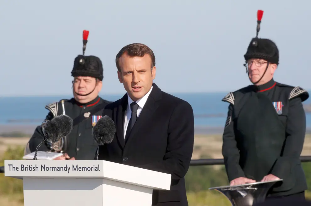 (Front row, L-R) French President, Emmanuel Macron, British Prime Minister, Theresa May, Prince Charles, Prince of Wales, Queen Elizabeth II, U.S. President Donald Trump, First Lady of U.S. Melania Trump, President of Greece, Prokopis Pavlopoulos and Chancellor of Germany, Angela Merkel attend the D-day 75 Commemorations event in Portsmouth, Britain, June 5, 2019. Chris Jackson/Pool via Reuters [[[REUTERS VOCENTO]]] DDAY-ANNIVERSARY/BRITAIN