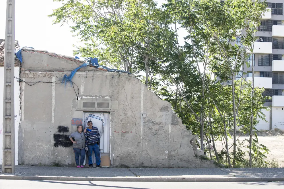 Paulina y su marido junto a su vivienda en la avenida de Cataluña