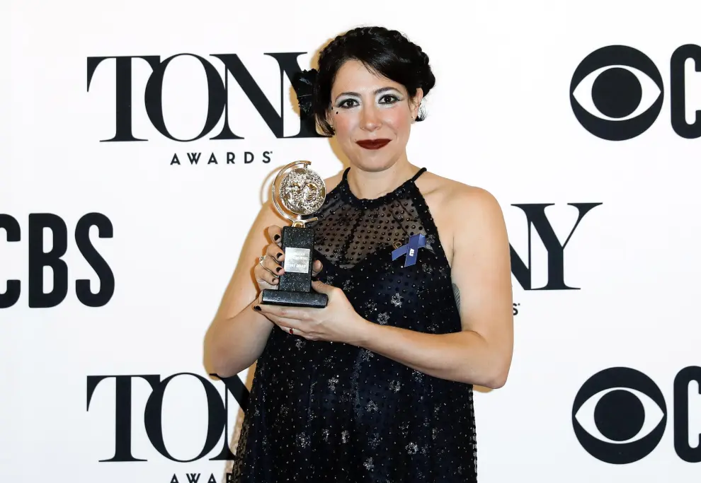 PFX104. New York (United States), 09/06/2019.- Nevin Steinberg and Jessica Paz pose with their Best Sound Design in a Musical award for "Hadestown" in he press room at the 73rd annual Tony Awards in New York, New York, USA, 09 June 2019. The annual awards honor excellence in Broadway theatre. (Estados Unidos, Nueva York) EFE/EPA/PETER FOLEY 2019 Tony Awards - PRESS ROOM