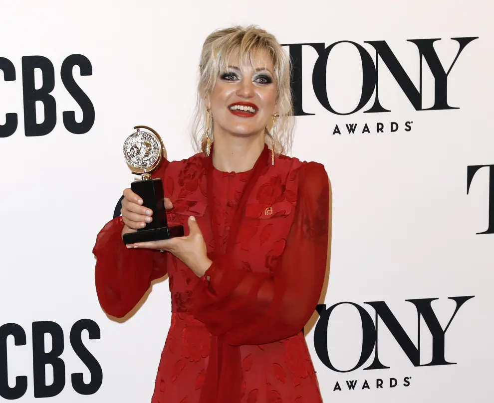 PFX104. New York (United States), 09/06/2019.- Rachel Chavkin poses in the press room with the award for best direction of a musical for "Hadestown" at the 73rd annual Tony Awards in New York, New York, USA, 09 June 2019. The annual awards honor excellence in Broadway theatre. (Estados Unidos, Nueva York) EFE/EPA/PETER FOLEY 2019 Tony Awards - PRESS ROOM