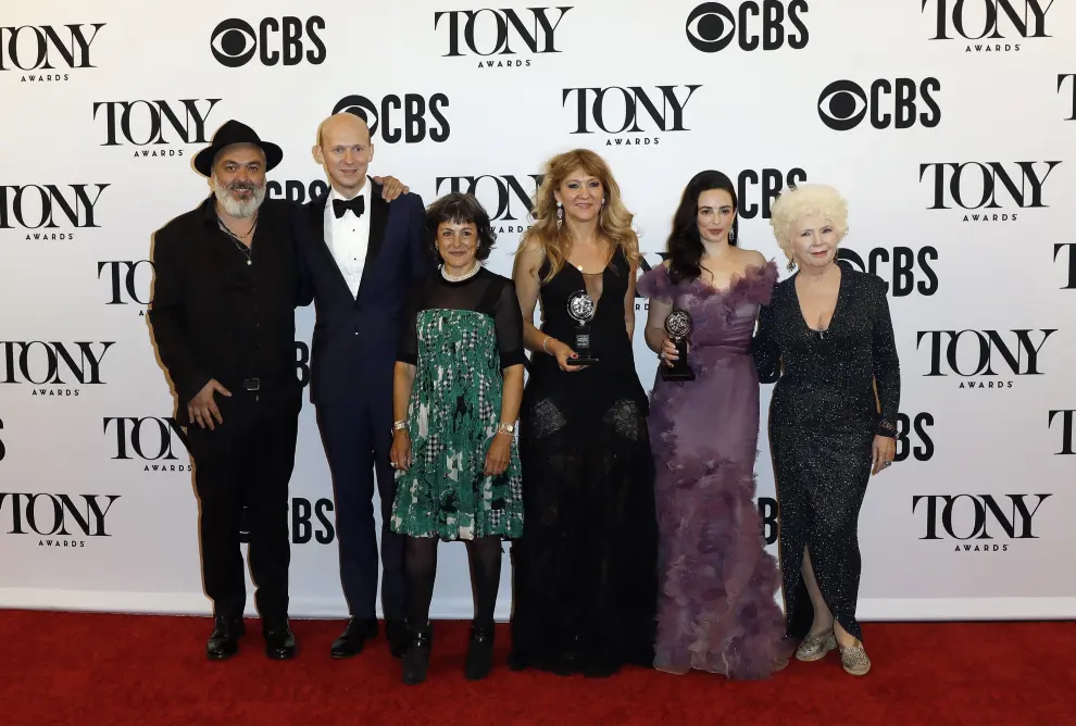 PFX104. New York (United States), 09/06/2019.- The company of "Hadestown" poses in the press room with the best musical award at the 73rd annual Tony Awards in New York, New York, USA, 09 June 2019. The annual awards honor excellence in Broadway theatre. (Estados Unidos, Nueva York) EFE/EPA/PETER FOLEY 2019 Tony Awards - PRESS ROOM