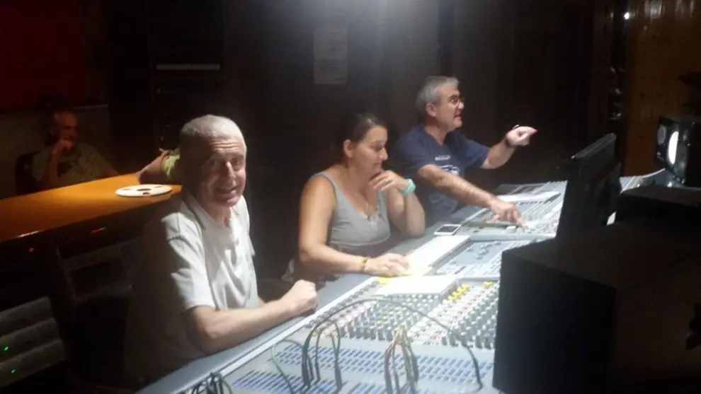 El grupo musical del Sobrarbe termina este fin de semana la grabación de su sexto álbum, 'Bailando entre las ruinas', compuesto por 17 canciones entre las que figura el 'himno' de la 'Revuelta por la España Vaciada'.