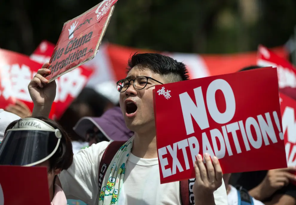 HK ANTI-EXTRADITION MARCH-. Hong Kong (China), 09/06/2019.- A protester take part in a march against amendments to an extradition bill in Hong Kong, China, 09 June 2019. The controversial bill, which has faced immense opposition from pan-democrats, the business sector, and the international community, would allow the transfer of fugitives to jurisdictions which Hong Kong does not have a treaty with, including mainland China. Critics of the bill have expressed concern over unfair trials and a lack of human rights protection in mainland China. (Protestas) EFE/EPA/JEROME FAVRE March against extradition bill, in Hong Hong