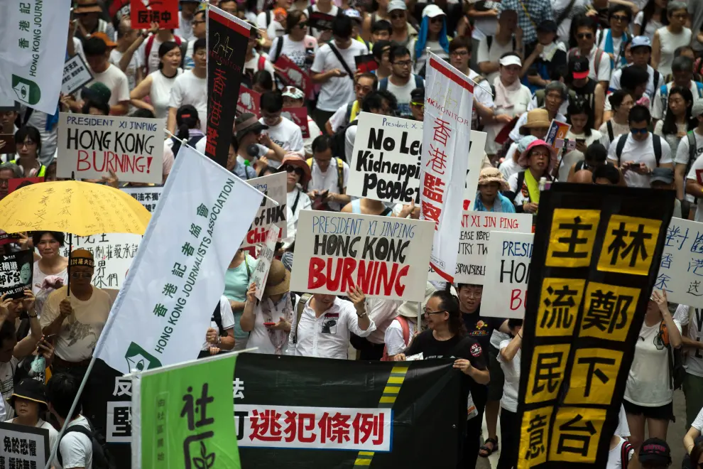 HK ANTI-EXTRADITION MARCH-02. Hong Kong (China), 09/06/2019.- A protester holds a placard 'No Extradition to China' as thousands of protesters take part in a march against amendments to an extradition bill in Hong Kong, China, 09 June 2019. The bill, which has faced immense opposition from pan-democrats, the business sector and the international community, would allow the transfer of fugitives to jurisdictions which Hong Kong does not have a treaty with, including mainland China. Critics of the bill have expressed concern over unfair trials and a lack of human rights protection in mainland China. (Protestas, Estados Unidos) EFE/EPA/JEROME FAVRE March against proposed extradition bill to China