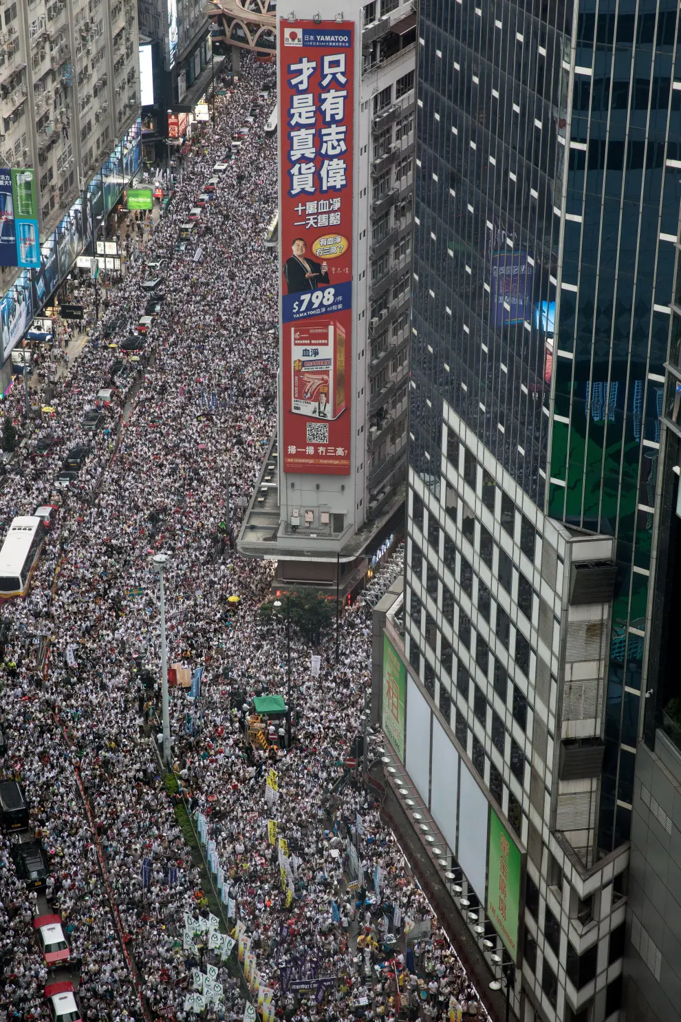HK ANTI-EXTRADITION MARCH-02. Hong Kong (China), 09/06/2019.- Thousands of protesters take part in a march against amendments to an extradition bill in Hong Kong, China, 09 June 2019. The bill, which has faced immense opposition from pan-democrats, the business sector and the international community, would allow the transfer of fugitives to jurisdictions which Hong Kong does not have a treaty with, including mainland China. Critics of the bill have expressed concern over unfair trials and a lack of human rights protection in mainland China. (Protestas, Estados Unidos) EFE/EPA/JEROME FAVRE March against proposed extradition bill to China