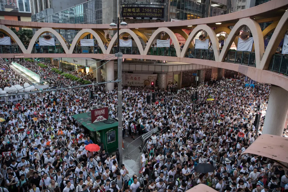 HK ANTI-EXTRADITION MARCH-02. Hong Kong (China), 09/06/2019.- Thousands of protesters take part in a march against amendments to an extradition bill in Hong Kong, China, 09 June 2019. The bill, which has faced immense opposition from pan-democrats, the business sector and the international community, would allow the transfer of fugitives to jurisdictions which Hong Kong does not have a treaty with, including mainland China. Critics of the bill have expressed concern over unfair trials and a lack of human rights protection in mainland China. (Protestas, Estados Unidos) EFE/EPA/JEROME FAVRE March against proposed extradition bill to China