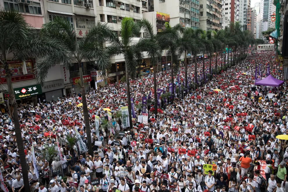 HK ANTI-EXTRADITION MARCH-02. Hong Kong (China), 09/06/2019.- Thousands of protesters take part in a march against amendments to an extradition bill in Hong Kong, China, 09 June 2019. The bill, which has faced immense opposition from pan-democrats, the business sector, and the international community, would allow the transfer of fugitives to jurisdictions which Hong Kong does not have a treaty with, including mainland China. Critics of the bill have expressed concern over unfair trials and a lack of human rights protection in mainland China. (Protestas, Estados Unidos) EFE/EPA/JEROME FAVRE March against proposed extradition bill to China