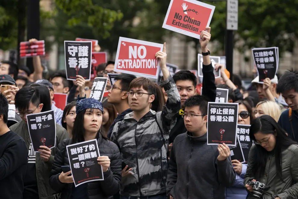WOL01. London (United Kingdom), 09/06/2019.- Protesters take part in a demonstration against amendments to an Hong Kong extradition bill for the Chinese Government, outside the Chinese Embassy in Central London, Britain, 09 June 2019. The bill would allow the transfer of fugitives to jurisdictions which Hong Kong does not have a treaty with, including mainland China. Critics of the bill have expressed concern over unfair trials and a lack of human rights protection in mainland China. (Protestas, Reino Unido, Londres) EFE/EPA/WILL OLIVER March against proposed Hong Kong extradition bill to China