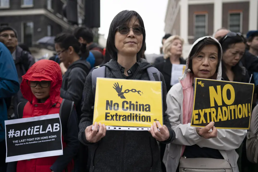 WOL03. London (United Kingdom), 09/06/2019.- Protesters take part in a demonstration against amendments to an Hong Kong extradition bill for the Chinese Government, outside the Chinese Embassy in Central London, Britain, 09 June 2019. The bill would allow the transfer of fugitives to jurisdictions which Hong Kong does not have a treaty with, including mainland China. Critics of the bill have expressed concern over unfair trials and a lack of human rights protection in mainland China. (Protestas, Reino Unido, Londres) EFE/EPA/WILL OLIVER March against proposed Hong Kong extradition bill to China