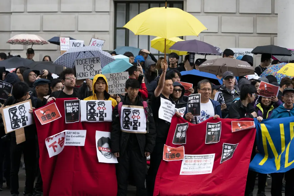 WOL02. London (United Kingdom), 09/06/2019.- Protesters take part in a demonstration against amendments to an Hong Kong extradition bill for the Chinese Government, outside the Chinese Embassy in Central London, Britain, 09 June 2019. The bill would allow the transfer of fugitives to jurisdictions which Hong Kong does not have a treaty with, including mainland China. Critics of the bill have expressed concern over unfair trials and a lack of human rights protection in mainland China. (Protestas, Reino Unido, Londres) EFE/EPA/WILL OLIVER March against proposed Hong Kong extradition bill to China