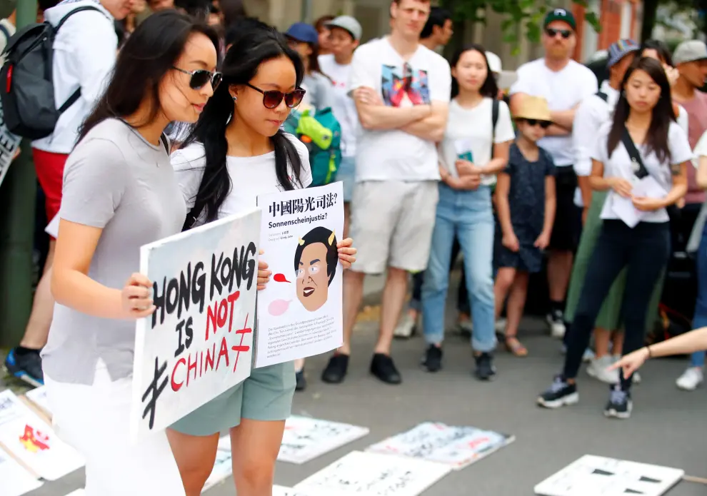 WOL07. London (United Kingdom), 09/06/2019.- Protesters take part in a demonstration against amendments to an Hong Kong extradition bill for the Chinese Government, outside the Chinese Embassy in Central London, Britain, 09 June 2019. The bill would allow the transfer of fugitives to jurisdictions which Hong Kong does not have a treaty with, including mainland China. Critics of the bill have expressed concern over unfair trials and a lack of human rights protection in mainland China. (Protestas, Reino Unido, Londres) EFE/EPA/WILL OLIVER March against proposed Hong Kong extradition bill to China