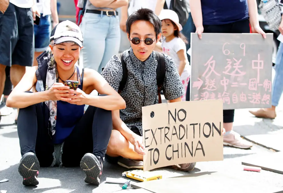 People attend a protest against proposed extradition bill of Chinese-ruled Hong Kong with China, in Berlin, Germany, June 9, 2019. REUTERS/Hannibal Hanschke [[[REUTERS VOCENTO]]] HONGKONG-POLITICS/EXTRADITION-GERMANY