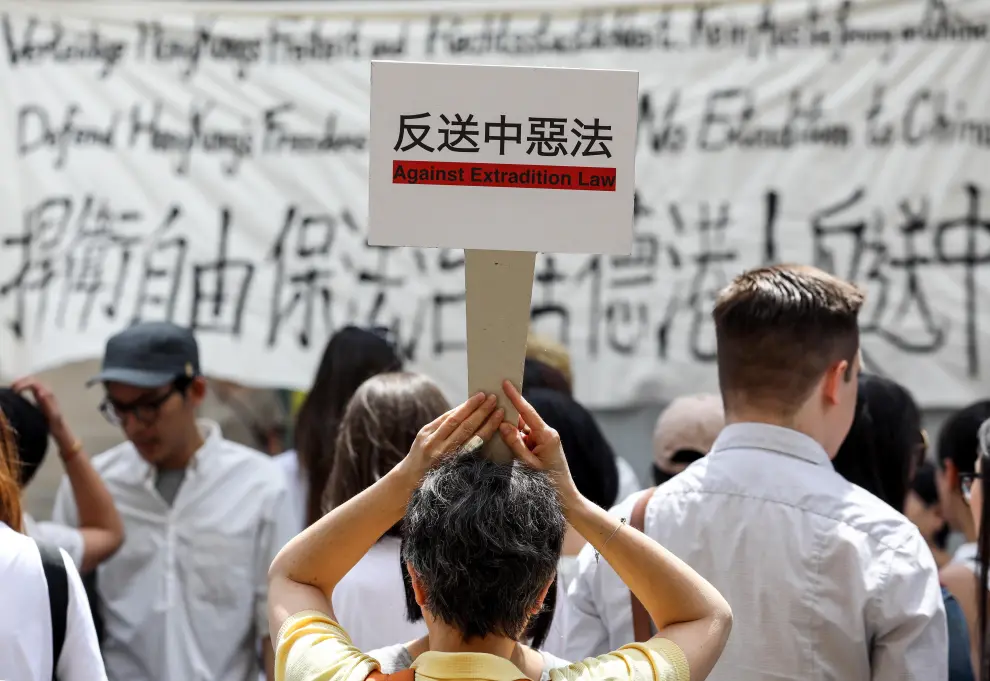 FT01. Berlin (Germany), 09/06/2019.- A protester holds a placard reading 'Stop exporting autocracy!' during a rally against amendments to a Hong Kong's extradition bill to China, in Berlin, Germany, 09 June 2019. The bill, which has faced opposition from pro democrats and the international community, would allow the transfer of fugitives to jurisdictions which Hong Kong does not have a treaty with, including mainland China. Critics of the bill have expressed concern over unfair trials and a lack of human rights protection in mainland China. (Protestas, Alemania) EFE/EPA/FELIPE TRUEBA Protest against Hong Kong's proposed extradition bill to China