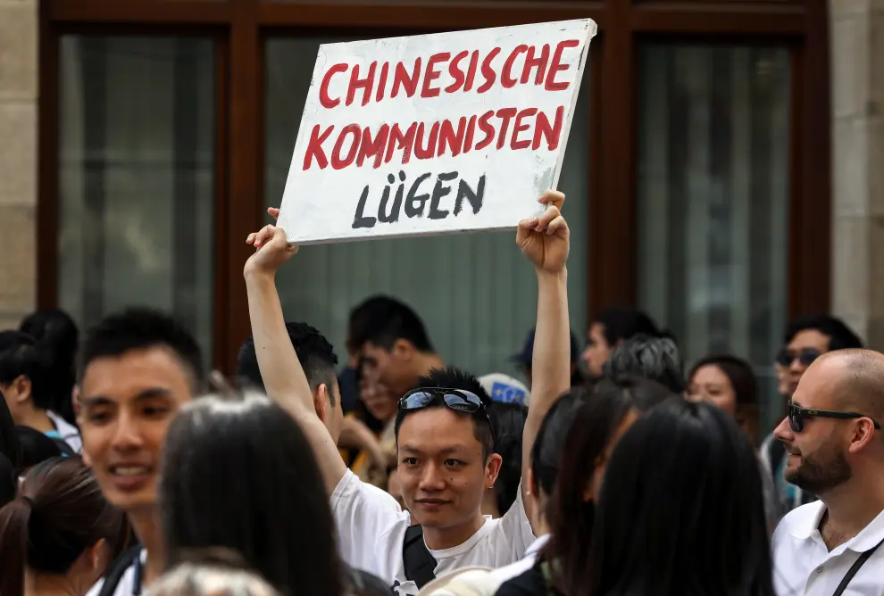 FT01. Berlin (Germany), 09/06/2019.- A protester holds a placard reading 'Against Extradition Law' during a rally against amendments to a Hong Kong's extradition bill to China, in Berlin, Germany, 09 June 2019. The bill, which has faced opposition from pro democrats and the international community, would allow the transfer of fugitives to jurisdictions which Hong Kong does not have a treaty with, including mainland China. Critics of the bill have expressed concern over unfair trials and a lack of human rights protection in mainland China. (Protestas, Alemania) EFE/EPA/FELIPE TRUEBA Protest against Hong Kong's proposed extradition bill to China