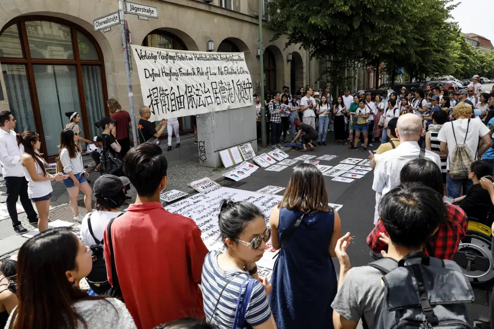 FT01. Berlin (Germany), 09/06/2019.- A protester holds a placard reading 'Chinese communists lie' during a rally against amendments to a Hong Kong's extradition bill to China, in Berlin, Germany, 09 June 2019. The bill, which has faced opposition from pro democrats and the international community, would allow the transfer of fugitives to jurisdictions which Hong Kong does not have a treaty with, including mainland China. Critics of the bill have expressed concern over unfair trials and a lack of human rights protection in mainland China. (Protestas, Alemania) EFE/EPA/FELIPE TRUEBA Protest against Hong Kong's proposed extradition bill to China