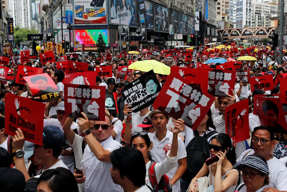 Demonstrators hold yellow umbrellas, the symbol of the Occupy Central movement, and placards during a protest to demand authorities scrap a proposed extradition bill with China, in Hong Kong, China June 9, 2019. REUTERS/Tyrone Siu [[[REUTERS VOCENTO]]] HONGKONG-EXTRADITION/