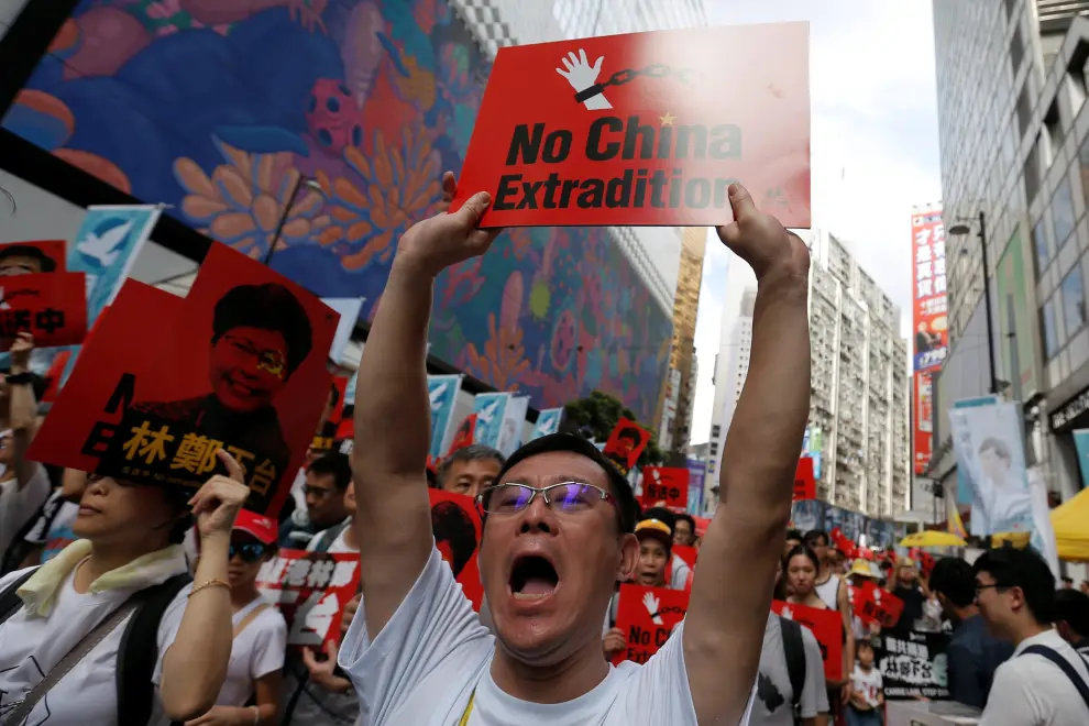 A demonstrator holds up a sign during a protest to demand authorities scrap a proposed extradition bill with China, in Hong Kong, China June 9, 2019. REUTERS/Thomas Peter [[[REUTERS VOCENTO]]] HONGKONG-EXTRADITION/