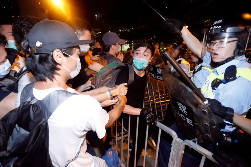 Police officers use pepper spray against demonstrators during a protest to demand authorities scrap a proposed extradition bill with China, in Hong Kong, China June 10, 2019. REUTERS/Tyrone Siu [[[REUTERS VOCENTO]]] HONGKONG-EXTRADITION/