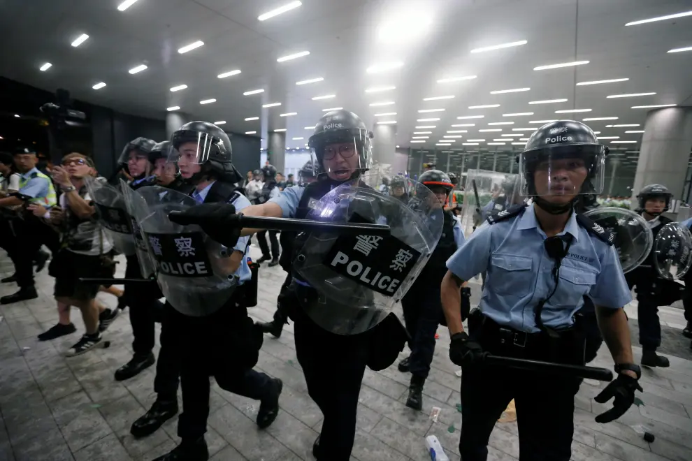 An injured demonstrator is taken away after clashes with riot police during a protest to demand authorities scrap a proposed extradition bill with China, outside the Legislative Council in Hong Kong, China June 10, 2019. REUTERS/Thomas Peter [[[REUTERS VOCENTO]]] HONGKONG-EXTRADITION/