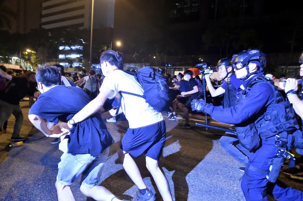 STR01. Hong Kong (China), 09/06/2019.- Police face-off against protesters during clashes after a rally against amendments to an extradition bill in Hong Kong, China, 10 June 2019. Hundreds of thousands of protesters marched through the streets of Hong Kong against the bill on 09 June, in one of the biggest protest the city has seen in more than 20 years. A controversial extradition bill that would allow the transfer of fugitives to jurisdictions which Hong Kong does not have a treaty with, including mainland China has sparked the protest. (Protestas, Estados Unidos) EFE/EPA/EDWIN KWOK Protesters clash with police after extradition bill protest in Hong Kong