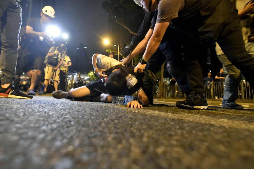 STR01. Hong Kong (China), 09/06/2019.- Protesters clash with police after a rally against amendments to an extradition bill in Hong Kong, China, 10 June 2019. Hundreds of thousands of protesters marched through the streets of Hong Kong against the bill on 09 June, in one of the biggest protest the city has seen in more than 20 years. A controversial extradition bill that would allow the transfer of fugitives to jurisdictions which Hong Kong does not have a treaty with, including mainland China has sparked the protest. (Protestas, Estados Unidos) EFE/EPA/EDWIN KWOK Protesters clash with police after extradition bill protest in Hong Kong