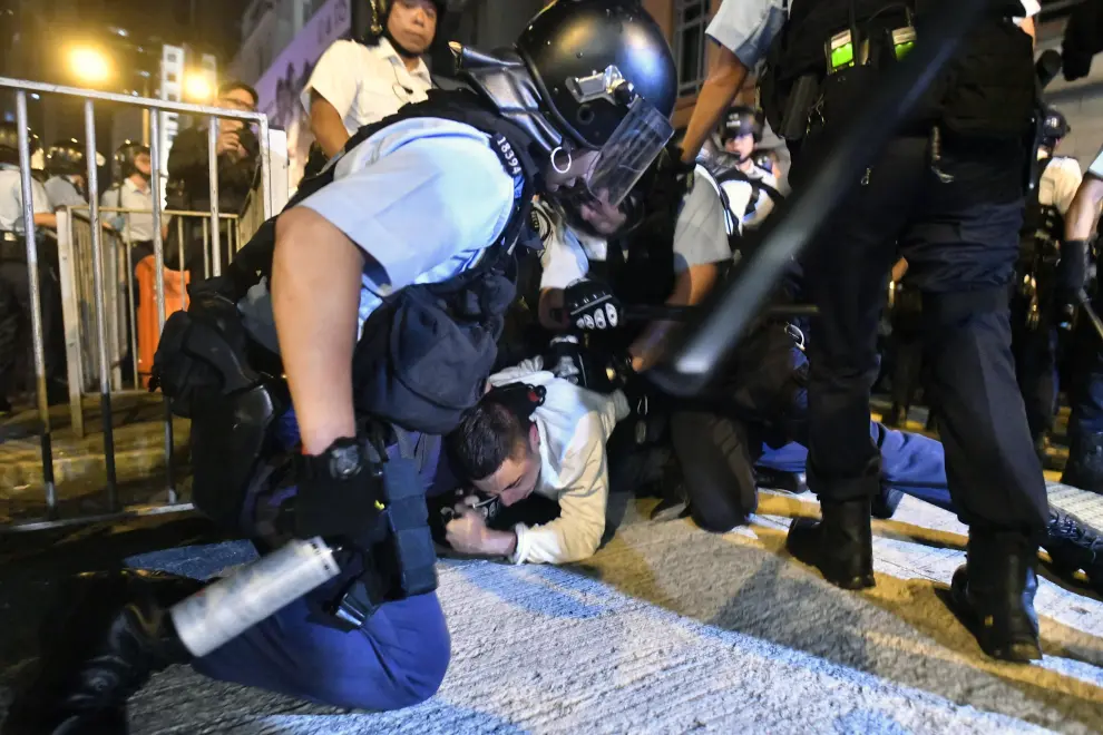 STR01. Hong Kong (China), 09/06/2019.- Protesters clash with police after a rally against amendments to an extradition bill in Hong Kong, China, 10 June 2019. Hundreds of thousands of protesters marched through the streets of Hong Kong against the bill on 09 June, in one of the biggest protest the city has seen in more than 20 years. A controversial extradition bill that would allow the transfer of fugitives to jurisdictions which Hong Kong does not have a treaty with, including mainland China has sparked the protest. (Protestas, Estados Unidos) EFE/EPA/EDWIN KWOK Protesters clash with police after extradition bill protest in Hong Kong
