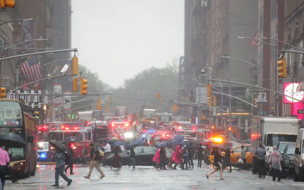 A view of 787 7th Avenue in midtown Manhattan where a helicopter was reported to have crashed in New York City, New York, U.S., June 10, 2019. REUTERS/Brendan McDermid [[[REUTERS VOCENTO]]] NEW YORK-CRASH/HELICOPTER