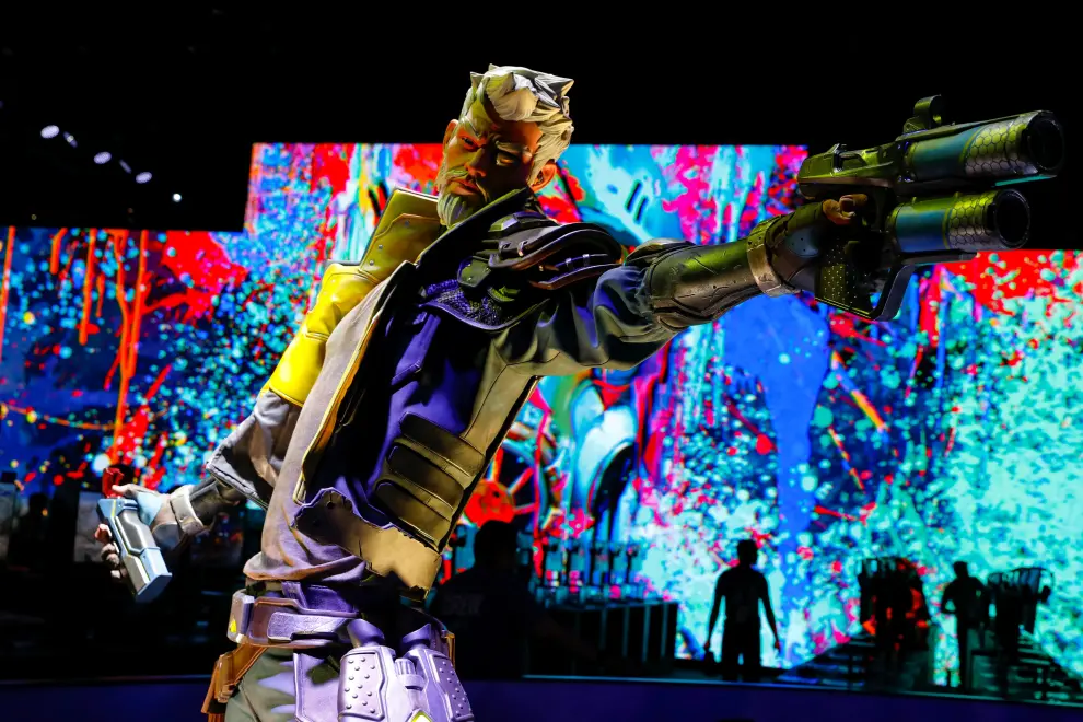 A large display for the game "FORTNITE" is shown during opening day of E3, the annual video games expo revealing the latest in gaming software and hardware in Los Angeles, California, U.S., June 11, 2019. REUTERS/Mike Blake [[[REUTERS VOCENTO]]] GAMING-E3/OPENING