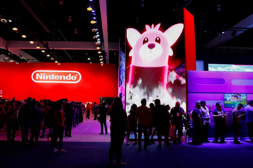 Attendees at E3, the annual video games expo revealing the latest in gaming software and hardware in Los Angeles, California, U.S., June 12, 2019.  REUTERS/Mike Blake [[[REUTERS VOCENTO]]] GAMING-E3/
