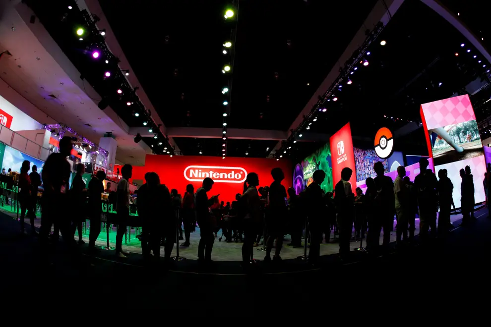Attendees line-up at the Nintendo booth at E3, the annual video games expo experience the latest in gaming software and hardware in Los Angeles, California, U.S., June 12, 2019.  REUTERS/Mike Blake [[[REUTERS VOCENTO]]] GAMING-E3/