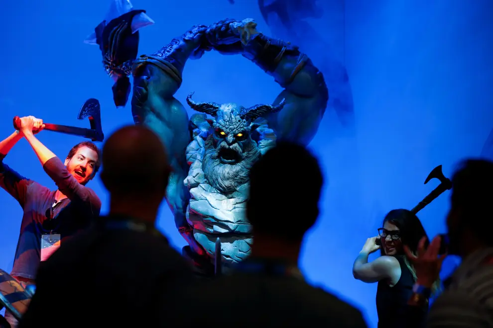 Attendees play video games at E3, the annual video games expo revealing the latest in gaming software and hardware in Los Angeles, California, U.S., June 12, 2019.  REUTERS/Mike Blake [[[REUTERS VOCENTO]]] GAMING-E3/