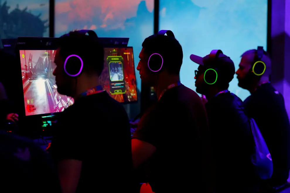 Attendees test out a game at Nintendo during the opening day of E3, the annual video games expo revealing the latest in gaming software and hardware in Los Angeles, California, U.S., June 11, 2019.  REUTERS/Mike Blake [[[REUTERS VOCENTO]]] GAMING-E3/OPENING