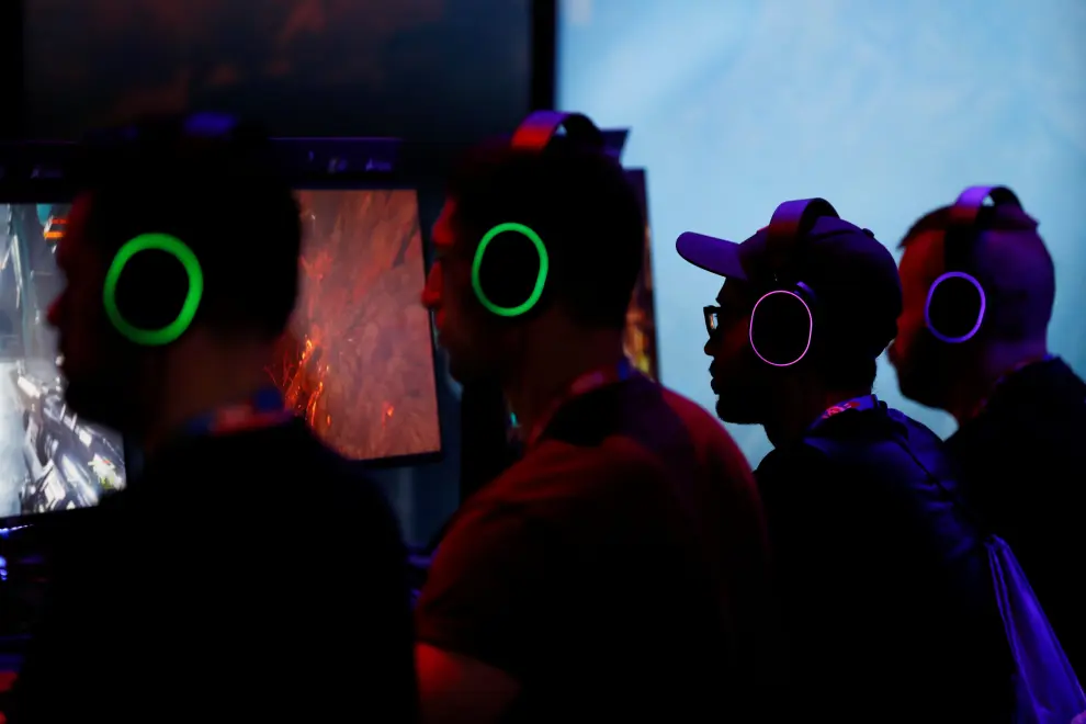 Attendees test out new games during the opening day of E3, the annual video games expo revealing the latest in gaming software and hardware in Los Angeles, California, U.S., June 11, 2019.  REUTERS/Mike Blake [[[REUTERS VOCENTO]]] GAMING-E3/OPENING