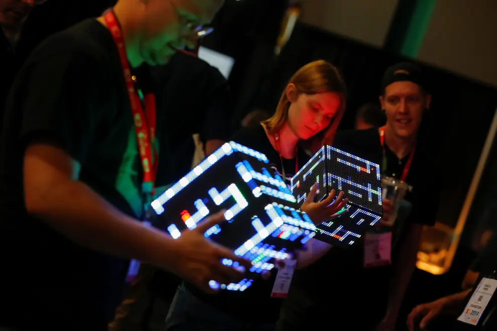 Attendees test out new games during the opening day of E3, the annual video games expo revealing the latest in gaming software and hardware in Los Angeles, California, U.S., June 11, 2019.  REUTERS/Mike Blake     TPX IMAGES OF THE DAY [[[REUTERS VOCENTO]]] GAMING-E3/OPENING