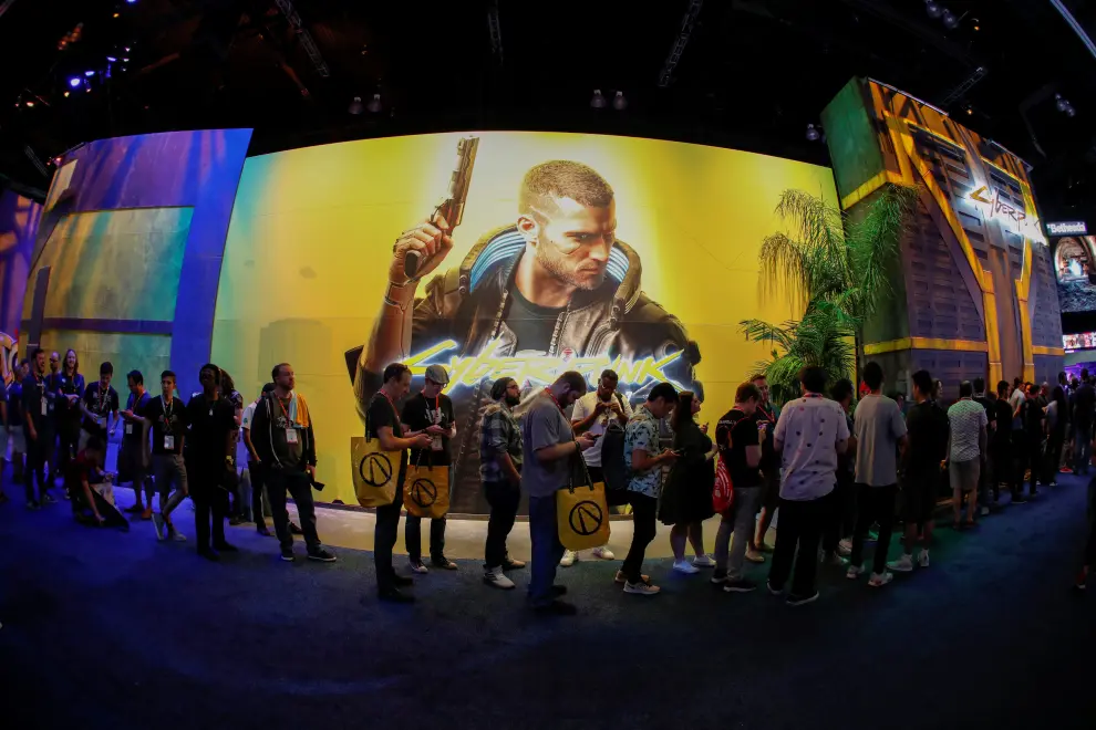 Attendees view a display of Borderlands 3 by 2K at E3, the annual video games expo experience the latest in gaming software and hardware in Los Angeles, California, U.S., June 12, 2019.  REUTERS/Mike Blake [[[REUTERS VOCENTO]]] GAMING-E3/