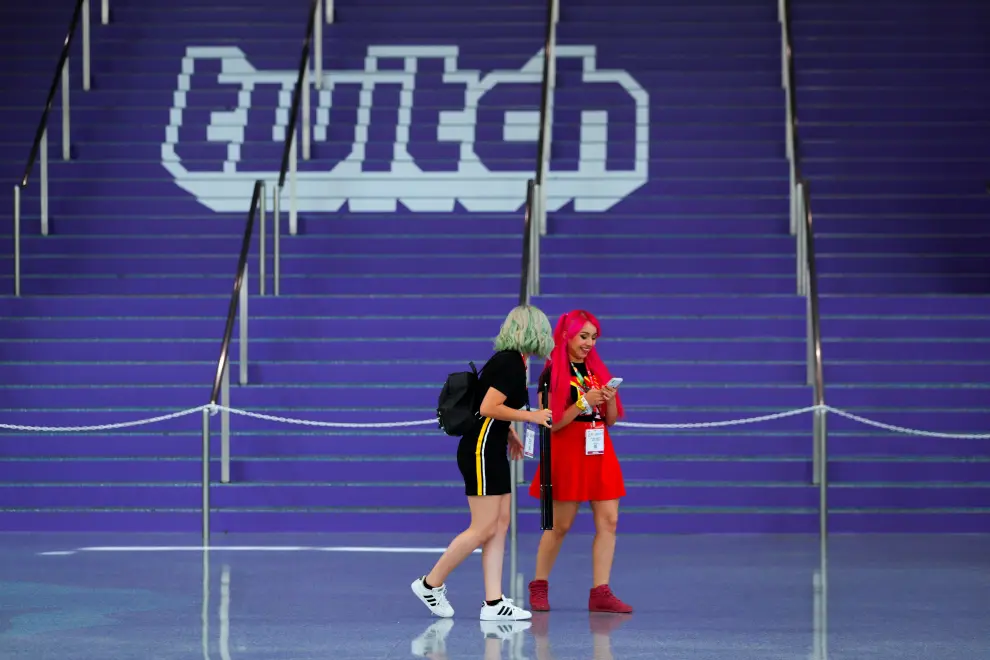 Attendees walk past a gaming sign during the opening day of E3, the annual video games expo revealing the latest in gaming software and hardware in Los Angeles, California, U.S., June 11, 2019.  REUTERS/Mike Blake [[[REUTERS VOCENTO]]] GAMING-E3/OPENING