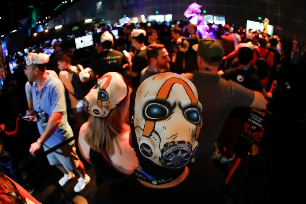Attendees walks past a display sign at E3, the annual video games expo experience the latest in gaming software and hardware in Los Angeles, California, U.S., June 12, 2019.  REUTERS/Mike Blake [[[REUTERS VOCENTO]]] GAMING-E3/
