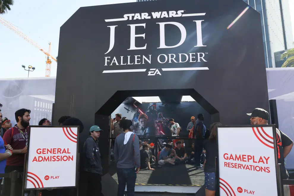 EAG05. Los Angeles (United States), 09/06/2019.- A fan (2-R) poses with characters from Star Wars Jedi: Fallen Order near working LAPD police officers during the EA Play 2019 video game festival in Los Angeles, California, USA, 08 June 2019. The annual E3 video game conference will bring thousands of gamers and developers together in Los Angeles from 11 June to 13 June 2019. (Estados Unidos) EFE/EPA/EUGENE GARCIA EA Play video gaming festival in Los Angeles