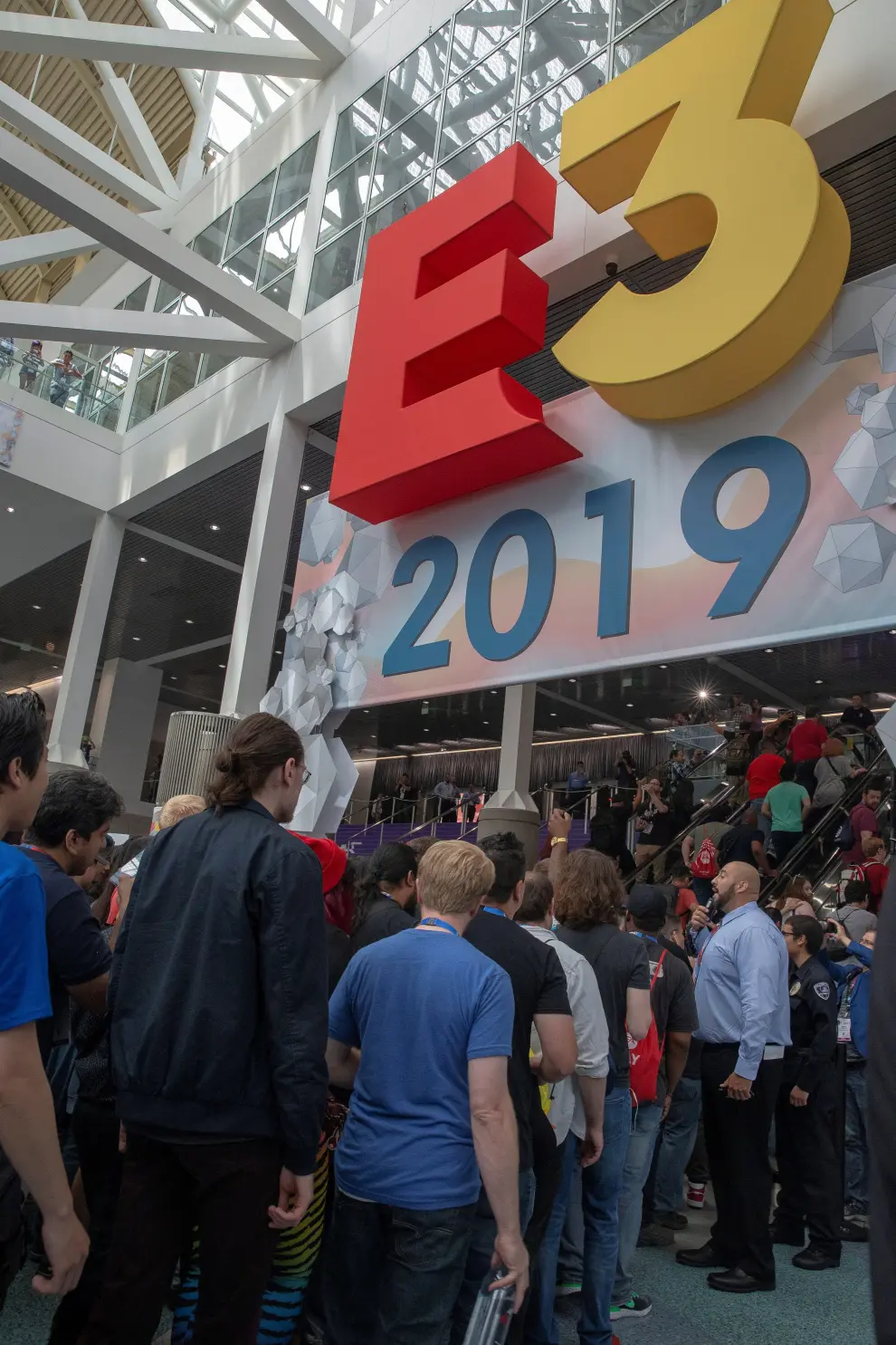 EAG05. Los Angeles (United States), 09/06/2019.- Fans wait to see a video from the Star Wars Jedi: Fallen Order preview during the EA Play 2019 video game festival in Los Angeles, California, USA, 08 June 2019. The annual E3 video game conference will bring thousands of gamers and developers together in Los Angeles from 11 June to 13 June 2019. (Estados Unidos) EFE/EPA/EUGENE GARCIA EA Play video gaming festival in Los Angeles