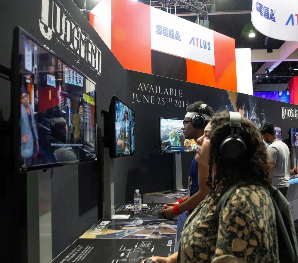 EAG05. Los Angeles (United States), 09/06/2019.- Fans wait to see a video from the Star Wars Jedi: Fallen Order preview during the EA Play 2019 video game festival in Los Angeles, California, USA, 08 June 2019. The annual E3 video game conference will bring thousands of gamers and developers together in Los Angeles from 11 June to 13 June 2019. (Estados Unidos) EFE/EPA/EUGENE GARCIA EA Play video gaming festival in Los Angeles
