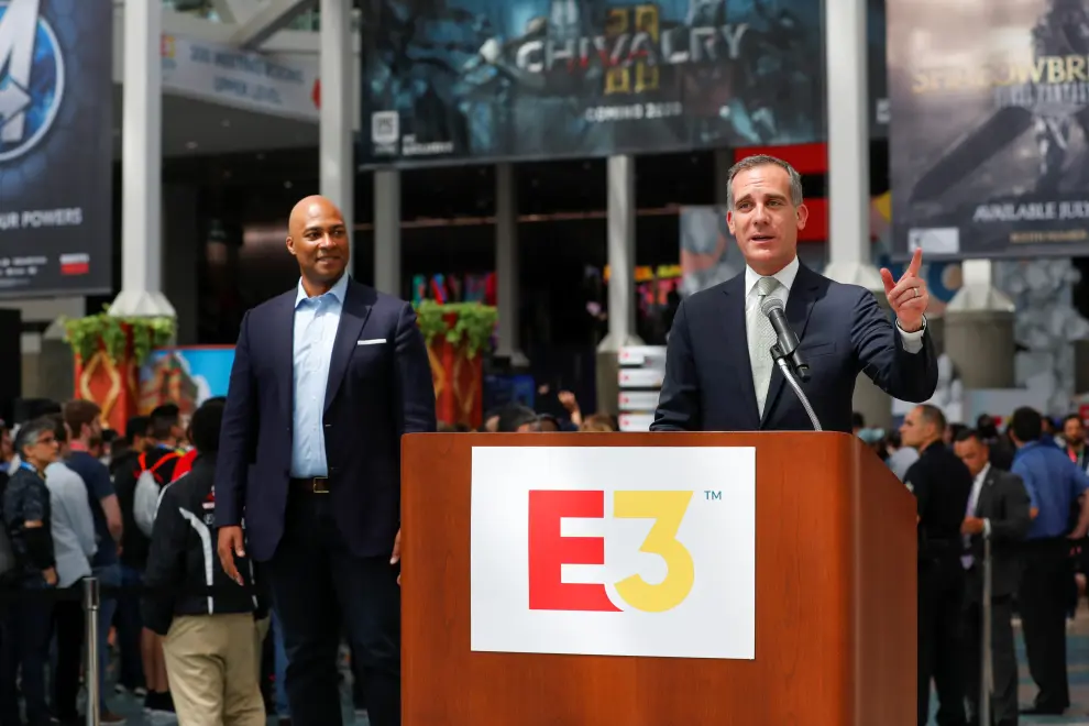 Los Angeles Mayor Eric Garcetti and Stanley Pierre-Louis, Chief Executive Officer, Entertainment Software Association cut a ribbon on opening day of E3, the annual video games expo revealing the latest in gaming software and hardware in Los Angeles, California, U.S., June 11, 2019.  REUTERS/Mike Blake [[[REUTERS VOCENTO]]] GAMING-E3/OPENING