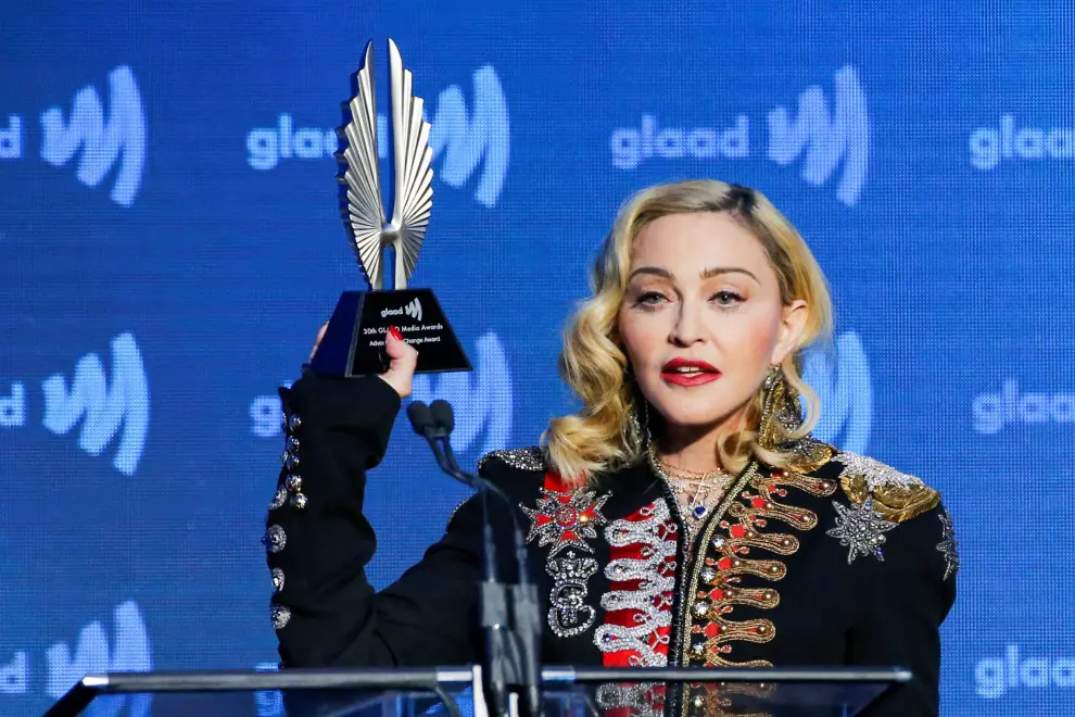 FILE PHOTO: Singer Madonna holds up her Advocate for Change award during the 30th annual GLAAD awards ceremony in New York City, New York, U.S., May 4, 2019. REUTERS/Eduardo Munoz/File Photo [[[REUTERS VOCENTO]]] PEOPLE-MADONNA/
