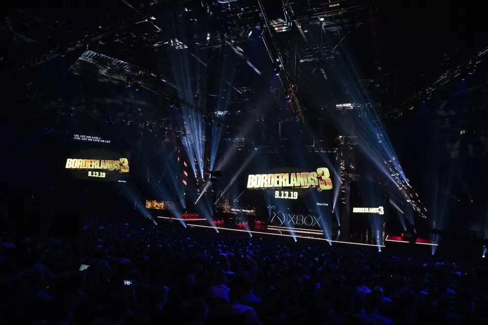 Los Angeles (United States), 09/06/2019.- Images of the game 'Jedi Fallen Order' are broadcast on giant screens during the Microsoft Microsoft Xbox 2019 Briefing at the Microsoft Theater in Los Angeles, California, USA, 09 June 2019. This event occured ahead of the Electronic Entertainment Expo (E3) which runs from 11 to 13 June 2019. (Estados Unidos) EFE/EPA/ETIENNE LAURENT Microsoft XBox 2019 briefing in Los Angeles