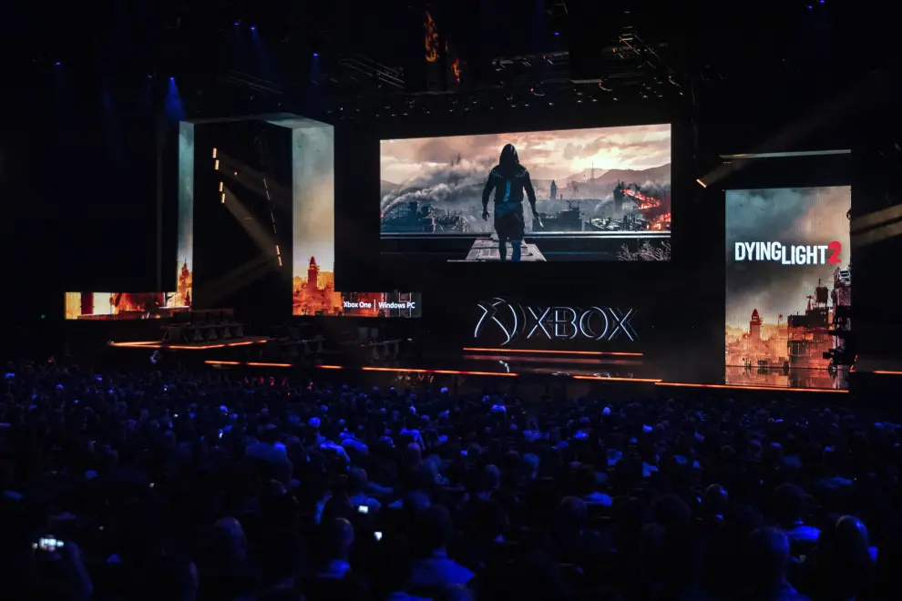 Los Angeles (United States), 09/06/2019.- Images of the game 'State of Decay 2' are broadcast on giant screens during the Microsoft Microsoft Xbox 2019 Briefing at the Microsoft Theater in Los Angeles, California, USA, 09 June 2019. This event occured ahead of the Electronic Entertainment Expo (E3) which runs from 11 to 13 June 2019. (Estados Unidos) EFE/EPA/ETIENNE LAURENT Microsoft XBox 2019 briefing in Los Angeles