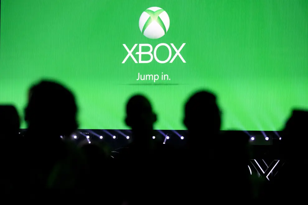 Los Angeles (United States), 09/06/2019.- A member of the audience passes in front of a Xbox logo during the Microsoft Microsoft Xbox 2019 Briefing at the Microsoft Theater in Los Angeles, California, USA, 09 June 2019. This event occured ahead of the Electronic Entertainment Expo (E3) which runs from 11 to 13 June 2019. (Estados Unidos) EFE/EPA/ETIENNE LAURENT Microsoft XBox 2019 briefing in Los Angeles