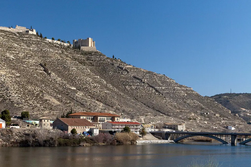 Pueblo Viejo de Mequinenza y castillo.