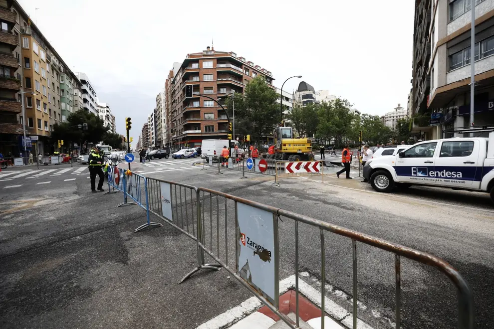 Un reventón en el cruce de la avenida de Goya con Sagasta ha obligado a cortar el tráfico este viernes en hora punta
