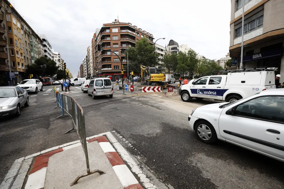 Un reventón en el cruce de la avenida de Goya con Sagasta ha obligado a cortar el tráfico este viernes en hora punta