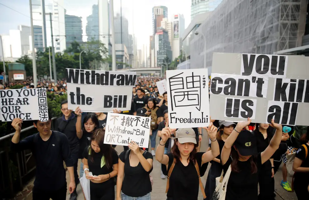Protesters attend a demonstration demanding Hong Kong's leaders to step down and withdraw the extradition bill, in Hong Kong, China, June 16, 2019. REUTERS/Thomas Peter [[[REUTERS VOCENTO]]] HONGKONG-EXTRADITION/